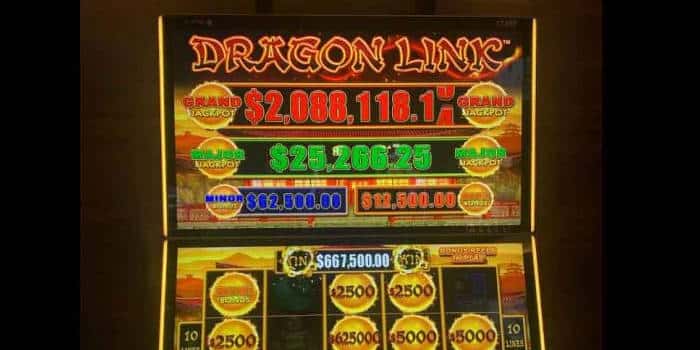 ผู้ชายห่อรถของเขาด้วยลายการ์ตูนของ Dragon Link, เกมโปรดของเขา