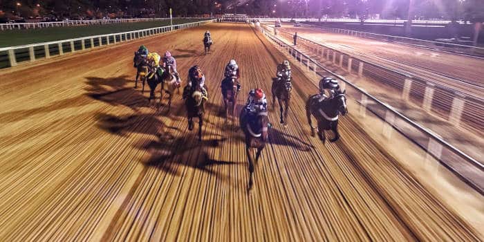 Stake เซ็นสัญลักษณ์นักวิ่งม้าชื่อดัง Frankie Dettori เป็นนักเอฟเฟคต์ทั่วโลก